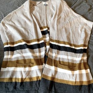 Short sleeve stripped cardigan.